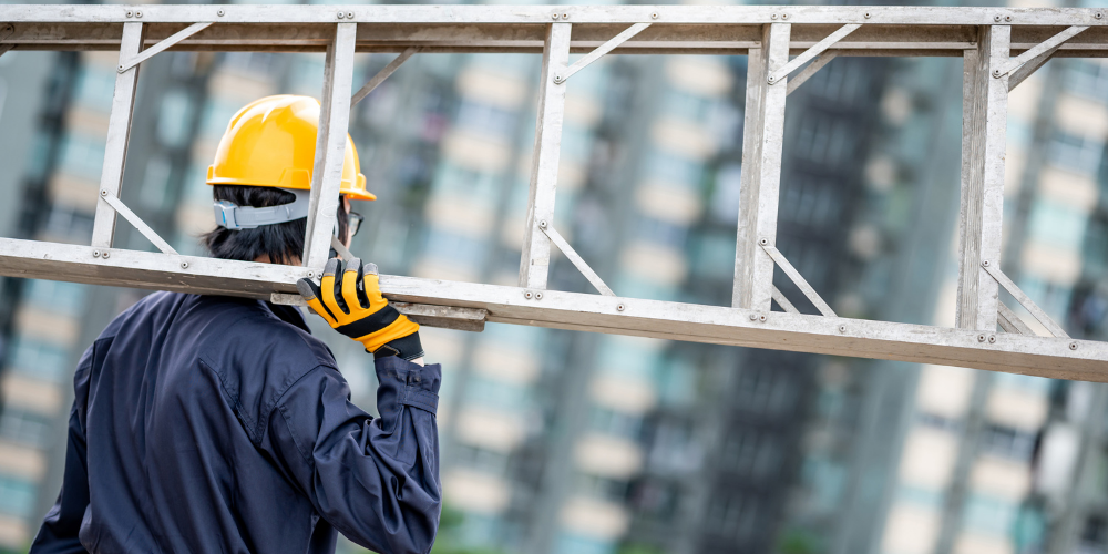 İnşaat Alanında Merdiven Kullanımı: Güvenliğinizi Sağlayacak 8 Kritik İpucu