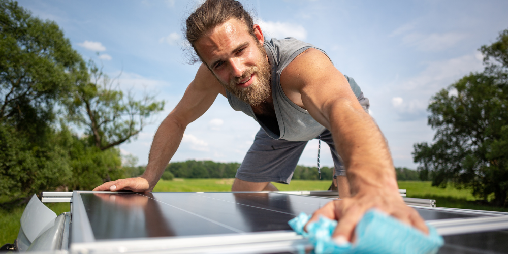 Karavan Güneş Panelleri Nasıl Temizlenir?